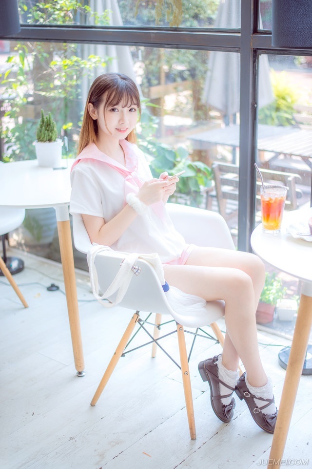“庞先生误会，此乃刘璝一人之言，与我等无关，我等并无此意。”大帐中，短暂的寂静之后，一名武将突然站出来，微笑着来到庞统身边，瞪眼看向两名刘璝的亲卫，厉声喝道：“大胆，还不松开庞先生。”